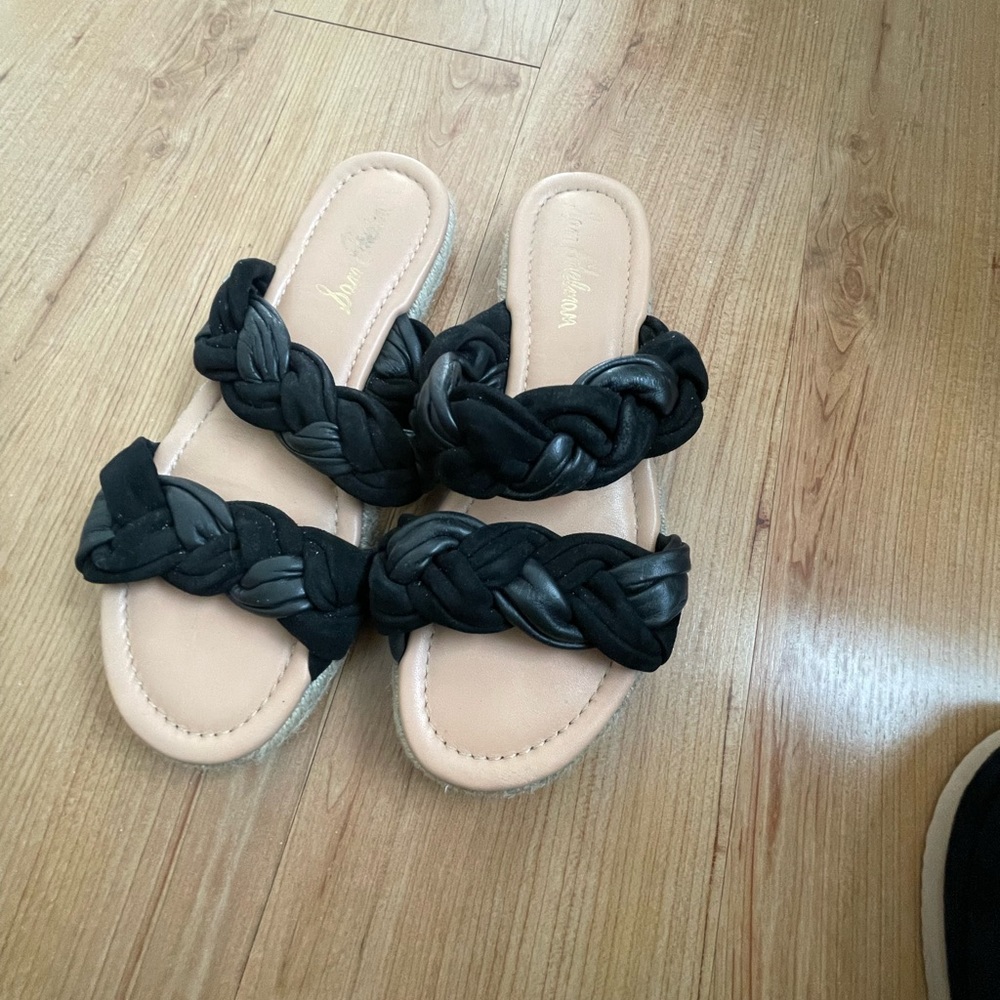 Sam Edelman size 7 beige and black flat sandals